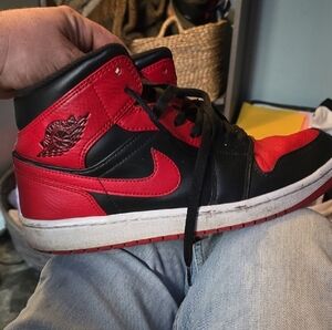 Nike' Black and Red Sneakers